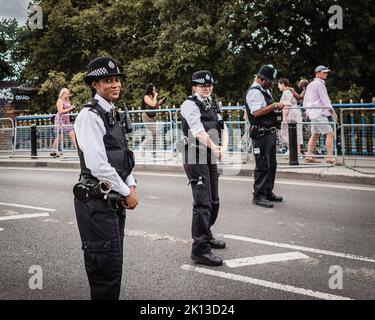 Poliziotti al carnevale di Notting Hill 2022. Foto Stock