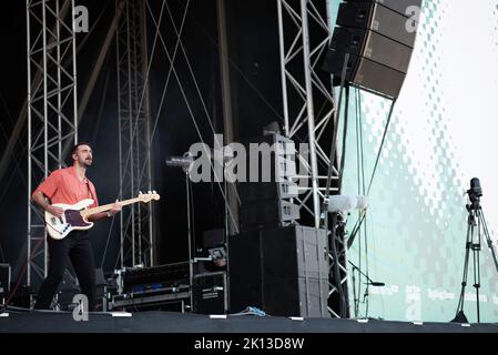 La band musicale dell'Irlanda del Nord, Two Door Cinema Club, si esibisce al festival dei suoni Tempelhof di Berlino, in Germania Foto Stock