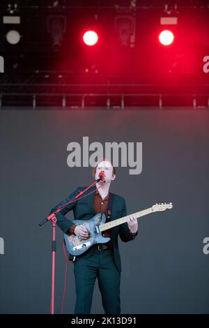 La band musicale dell'Irlanda del Nord, Two Door Cinema Club, si esibisce al festival dei suoni Tempelhof di Berlino, in Germania Foto Stock