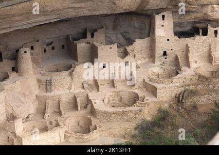 Gli ancestrali Pueblo costruirono comunità fiorenti sulle mesa e sulle scogliere di Mesa Verde Foto Stock