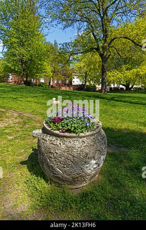 Blumenkübel, Heylshofpark, Stiftung Kunsthaus Heylshof *** Caption locale *** Europa, Germania, Renania-Palatinato, Worms, Schloßplatz, Schum-City, f Foto Stock