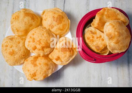 Il famoso cibo di strada bengalese Ghugni e Puri è pronto a mangiare. Foto Stock