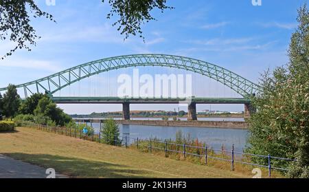 Il Silver Jubilee A533 Road Bridge (originariamente il Runcorn–Widnes Bridge o informalmente il Runcorn Bridge), Halton, Cheshire, Inghilterra, Regno Unito Foto Stock