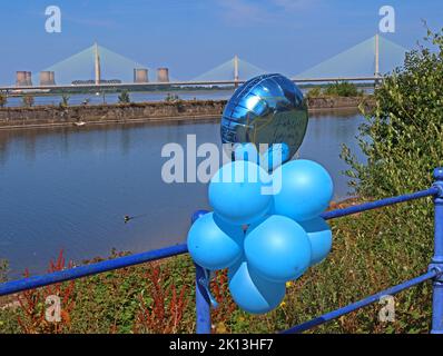 Mersey Gateway Bridge, attraverso il MSC (Manchester Ship Canal) e il fiume Mersey, che mostra la centrale elettrica Fiddlers Ferry, Halton, Cheshire, Regno Unito Foto Stock