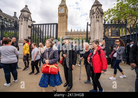 Whitehall Londra Regno Unito. 15 settembre 2022. I lutto hanno visto lasciare il parlamento dopo aver visto la bara della regina Elisabetta II che si trova nello stato di Westminster Hall. La regina Elisabetta II era il monarca britannico più longevo e passò al castello di Balmoral all'età di 96 anni il 8 settembre ed è succeduta dal suo figlio maggiore re Carlo III Credit: amer Ghazzal/Alamy Live News Foto Stock