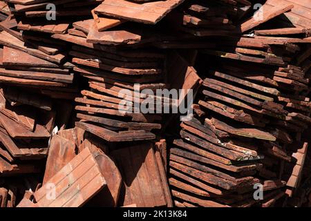 Alcune vecchie tegole del tetto rotte di argilla si sono riunite Foto Stock