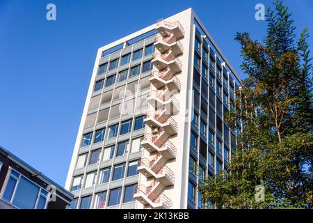 Le scale dell'incendio sfuggono fuori da un blocco di uffici a Rotterdam, Paesi Bassi Foto Stock