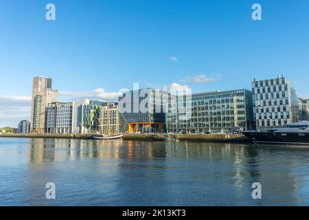 La vista panoramica dei Docklands di Dublino sulla riva del fiume Liffey, Irlanda Foto Stock