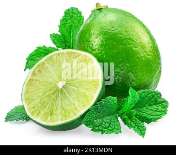 Lime e fettina di lime con foglie di menta isolate su fondo bianco. Foto Stock