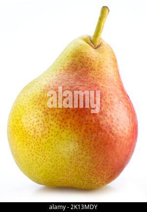 Pera gialla matura con lato rosso isolato su fondo bianco. Foto Stock