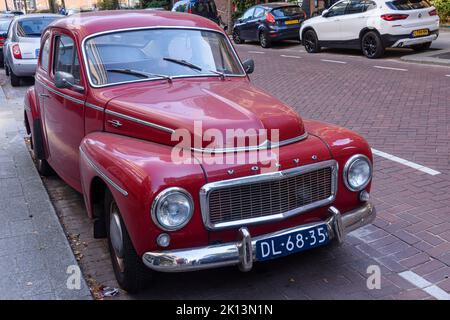 Red Volvo PV544 parcheggiato a Rotterdam, Paesi Bassi Foto Stock