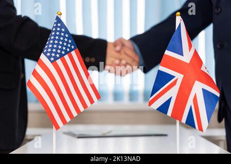 Bandiere politiche del Regno Unito e degli Stati Uniti d'America sul tavolo concetto di negoziato, collaborazione e cooperazione dei paesi Foto Stock