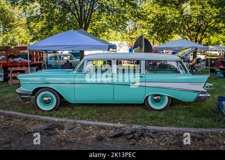 Falcon Heights, MN - 18 giugno 2022: Vista laterale in prospettiva alta di un vagone Chevrolet 210 Station 1957 ad una fiera automobilistica locale. Foto Stock