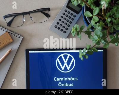 In questa foto, il marchio Volkswagen Caminhões e Ônibus del Gruppo Traton logo visto su un tablet Foto Stock