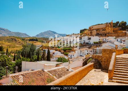 Una vista della collina di Antequera, nella provincia di Malaga, Spagna, su cui si erge la chiesa Real Colegiata de Santa Maria la Mayor, in alto a destra Foto Stock