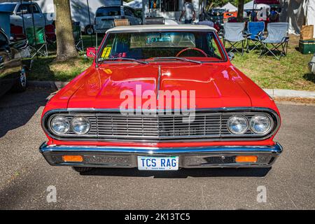 Falcon Heights, MN - 18 giugno 2022: Vista frontale in prospettiva alta di una Chevrolet Chevelle Malibu SS Convertibile 1964 ad un salone automobilistico locale. Foto Stock