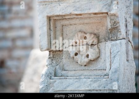 Il frammento dell'arco rovinato della Fontana di Pollio, Efeso, Turchia Foto Stock