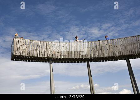 La passeggiata sopra i vigneti con torre panoramica si trova vicino al villaggio di Kobyli sulla collina di Kobyli vrch, Repubblica Ceca, 13 settembre 2022. (CT Foto Stock