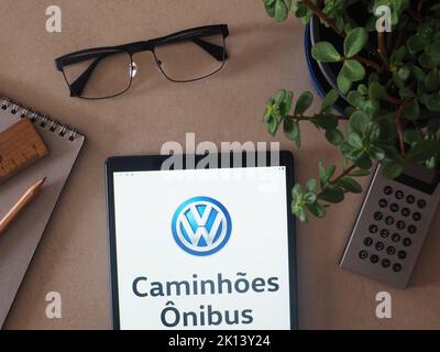 In questa foto, il marchio Volkswagen Caminhões e Ônibus del Gruppo Traton logo visto su un tablet. Foto Stock