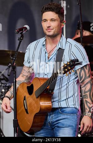 NEW YORK, NY, USA - 05 AGOSTO 2022: Michael Ray suona sulla SERIE di concerti estivi DI FOX & Friends all-American a FOX Square. Foto Stock