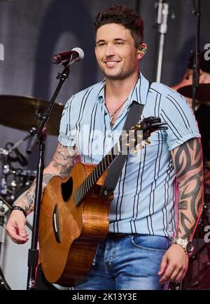 NEW YORK, NY, USA - 05 AGOSTO 2022: Michael Ray suona sulla SERIE di concerti estivi DI FOX & Friends all-American a FOX Square. Foto Stock