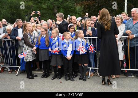 La principessa del Galles incontra gli studenti della Howard Junior School a King's Lynn mentre vede i tributi floreali lasciati dai membri del pubblico alle porte della Sandringham House a Norfolk, dopo la morte della regina Elisabetta II Data immagine: Giovedì 15 settembre 2022. Foto Stock