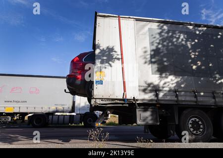 Una Volvo XC 09 D5 AWD che viene trasportata su un camion, qui fotografata a una tryck stop sul lato di una strada a rastplats Högsjön, Arboga, Svezia. Foto Stock