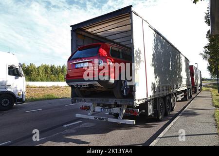 Una Volvo XC 09 D5 AWD che viene trasportata su un camion, qui fotografata a una tryck stop sul lato di una strada a rastplats Högsjön, Arboga, Svezia. Foto Stock