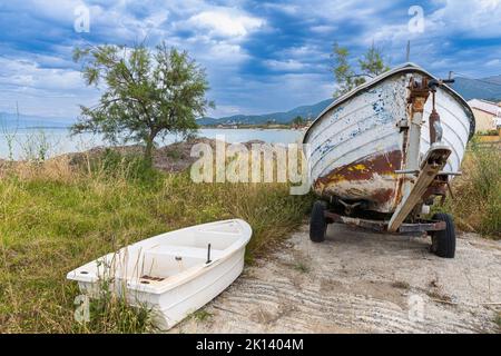 Sul lungomare di Roda, Corfù, Grecia Foto Stock