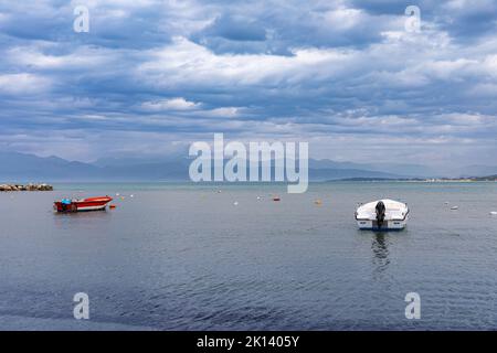 Sul lungomare di Roda, Corfù, Grecia Foto Stock