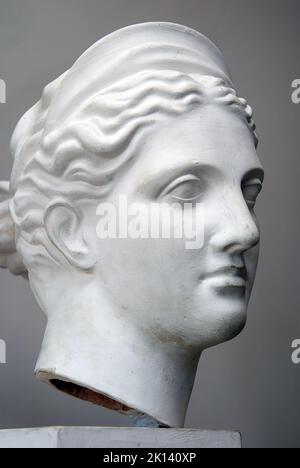 Modello con testa in gesso per imparare a disegnare le lezioni di belle arti in studio Foto Stock