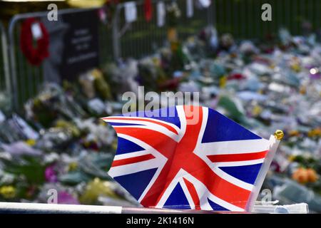 Stockton-on-Tees, Regno Unito. 15 settembre 2022. I membri del pubblico e delle scuole locali si sono riuniti per porre fiori e lasciare tributi in memoria di sua ultima Maestà la Regina Elisabetta II nel Giardino della memoria sul verde, Norton Village, Stockton-on-Tees. Il colorato mare di fiori continua a crescere, mentre i bramisti continuano a visitare e a rendere omaggio al Monarca che ha celebrato il suo Giubileo del platino all'inizio di quest'anno. Credit: Teesside Snapper/Alamy Live News Foto Stock