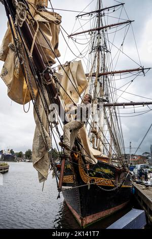 La nave a vela da carico «Tres Hombres» della compagnia marittima «Fairtransport» è ormeggiata nel suo porto di origine a Den Helder, Paesi Bassi, e salpa le vele. Qui viene preparato dall'equipaggio per il suo prossimo viaggio. La goletta 'Tres Hombres' trasporta merci come vino, caffè, cioccolato e rum dai Caraibi attraverso l'Atlantico all'Europa in un modo completamente neutro dal clima. Foto Stock