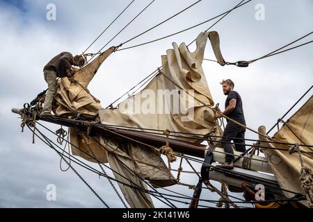 La nave a vela da carico «Tres Hombres» della compagnia marittima «Fairtransport» è ormeggiata nel suo porto di origine a Den Helder, Paesi Bassi, e salpa le vele. Qui viene preparato dall'equipaggio per il suo prossimo viaggio. La goletta 'Tres Hombres' trasporta merci come vino, caffè, cioccolato e rum dai Caraibi attraverso l'Atlantico all'Europa in un modo completamente neutro dal clima. Foto Stock