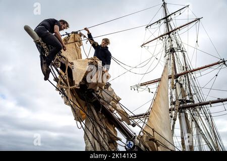 La nave a vela da carico «Tres Hombres» della compagnia marittima «Fairtransport» è ormeggiata nel suo porto di origine a Den Helder, Paesi Bassi, e salpa le vele. Qui viene preparato dall'equipaggio per il suo prossimo viaggio. La goletta 'Tres Hombres' trasporta merci come vino, caffè, cioccolato e rum dai Caraibi attraverso l'Atlantico all'Europa in un modo completamente neutro dal clima. Foto Stock