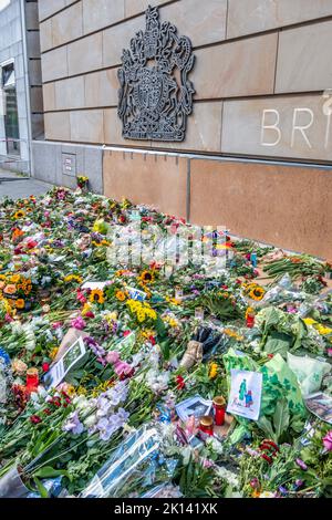 Fiori di fronte all'ambasciata britannica a Berlino , morte della regina Elisabetta II Foto Stock