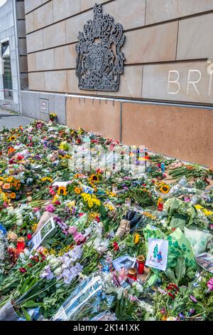 Fiori di fronte all'ambasciata britannica a Berlino , morte della regina Elisabetta II Foto Stock