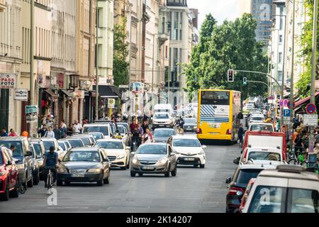 Fahrzeuge blockieren in zweiter Reihe auf der Oranienstrasse in Kreuzberg den Verkehr, Berlino, Kreuzberg Foto Stock