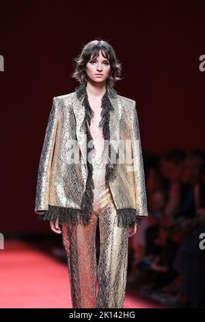 Madrid, Spagna. 15th Set, 2022. Un modello cammina sulla pista indossando una creazione del marchio Redondo durante la presentazione della nuova collezione al Mercedes-Benz Fashion Week Madrid. Credit: SOPA Images Limited/Alamy Live News Foto Stock