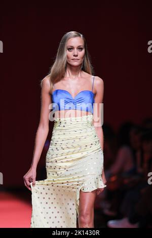 Madrid, Spagna. 15th Set, 2022. Un modello cammina sulla pista indossando una creazione del marchio Redondo durante la presentazione della nuova collezione al Mercedes-Benz Fashion Week Madrid. Credit: SOPA Images Limited/Alamy Live News Foto Stock