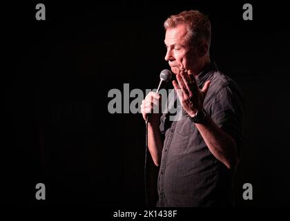 Ben Norris, comico stand-up ad una notte di commedia benefica, Chalkwell Park Rooms, Leigh-on-Sea, Essex © Clarissa Debenham / Alamy Foto Stock