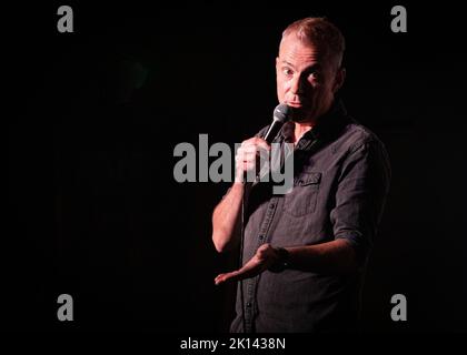 Ben Norris, comico stand-up ad una notte di commedia benefica, Chalkwell Park Rooms, Leigh-on-Sea, Essex © Clarissa Debenham / Alamy Foto Stock