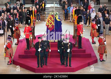 Il segretario scozzese Alister Jack (di fronte a sinistra) e il segretario di Stato per la difesa ben Wallace (di fronte a destra) in ruolo cerimoniale come membri della Compagnia reale degli Arcieri custodisca la bara della Regina Elisabetta II, drappeggiato nello Standard reale con la Corona di Stato Imperiale e la corona e lo scettro del Sovrano, Sdraiato in stato sulla catafalque nella Westminster Hall, presso il Palazzo di Westminster, Londra, prima del suo funerale il lunedì. Data immagine: Giovedì 15 settembre 2022. Foto Stock
