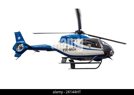 Piccolo elicottero in volo isolato su sfondo bianco. Foto Stock