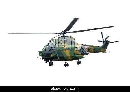 Piccolo elicottero in volo isolato su sfondo bianco. Foto Stock