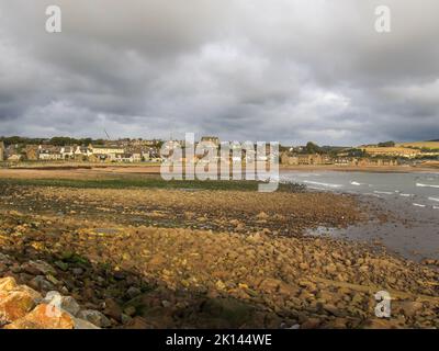 Fitte nubi di tempesta grigia che si radunano sulla piccola cittadina scozzese di pescatori di Stonehaven Foto Stock