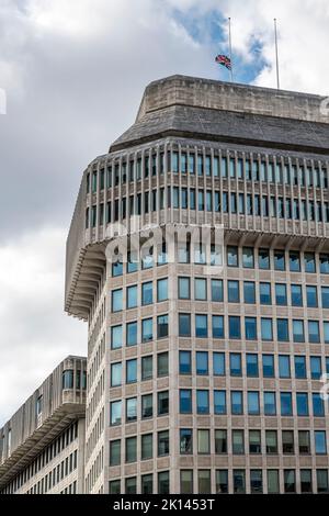 Nei giorni successivi alla morte della regina Elisabetta II, l'Unione Jack vola a mezza asta oltre 102 Petty France, Londra, la casa del Ministero della Giustizia Foto Stock