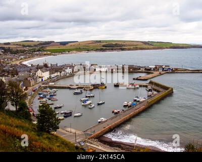 Vista sul porto della piccola cittadina di pescatori di Stonehaven in Scozia, Regno Unito Foto Stock