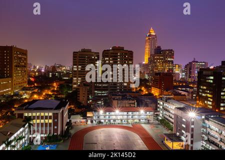 Vista aerea al crepuscolo del paesaggio urbano del distretto di Zhongzheng a Taipei, Taiwan Foto Stock