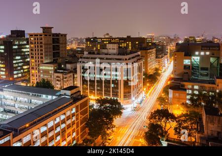 Vista aerea al crepuscolo del paesaggio urbano del distretto di Zhongzheng a Taipei, Taiwan Foto Stock